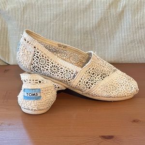 Cream Lace Toms